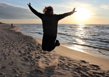 sea, walk, beach, woman, sand, jump, execution, joy, relaxation, the silhouette, sunset, glow, weekend, activity, nature, spring, weekend, weekend, weekend, weekend, weekend